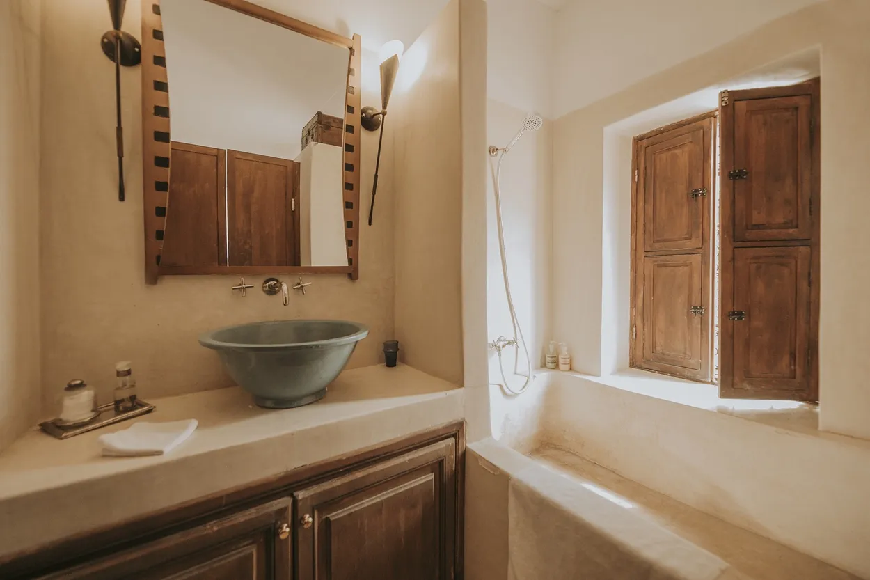 Salle de bain en tadelakt avec fenêtre
