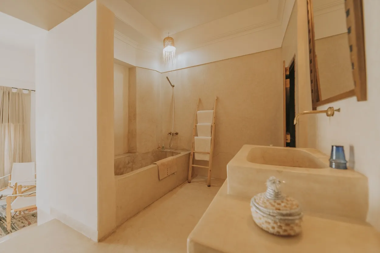 Salle de bain en tadelakt clair