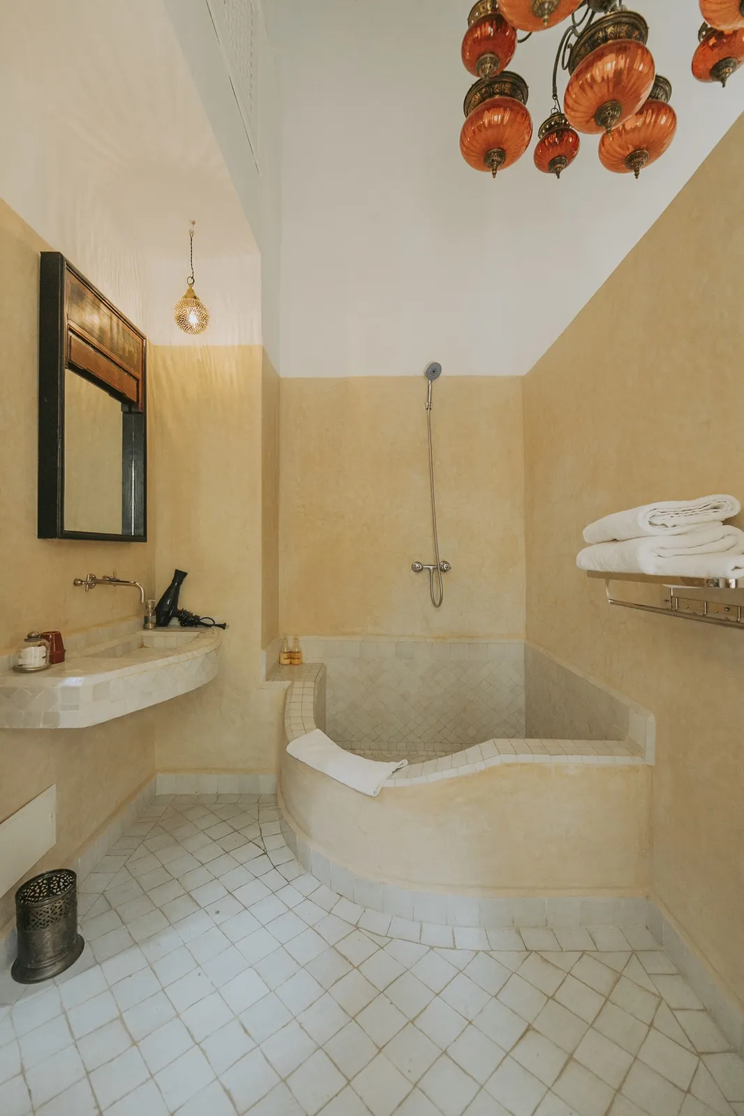 Salle d’eau aux finitions couleur sable et mosaïque claire