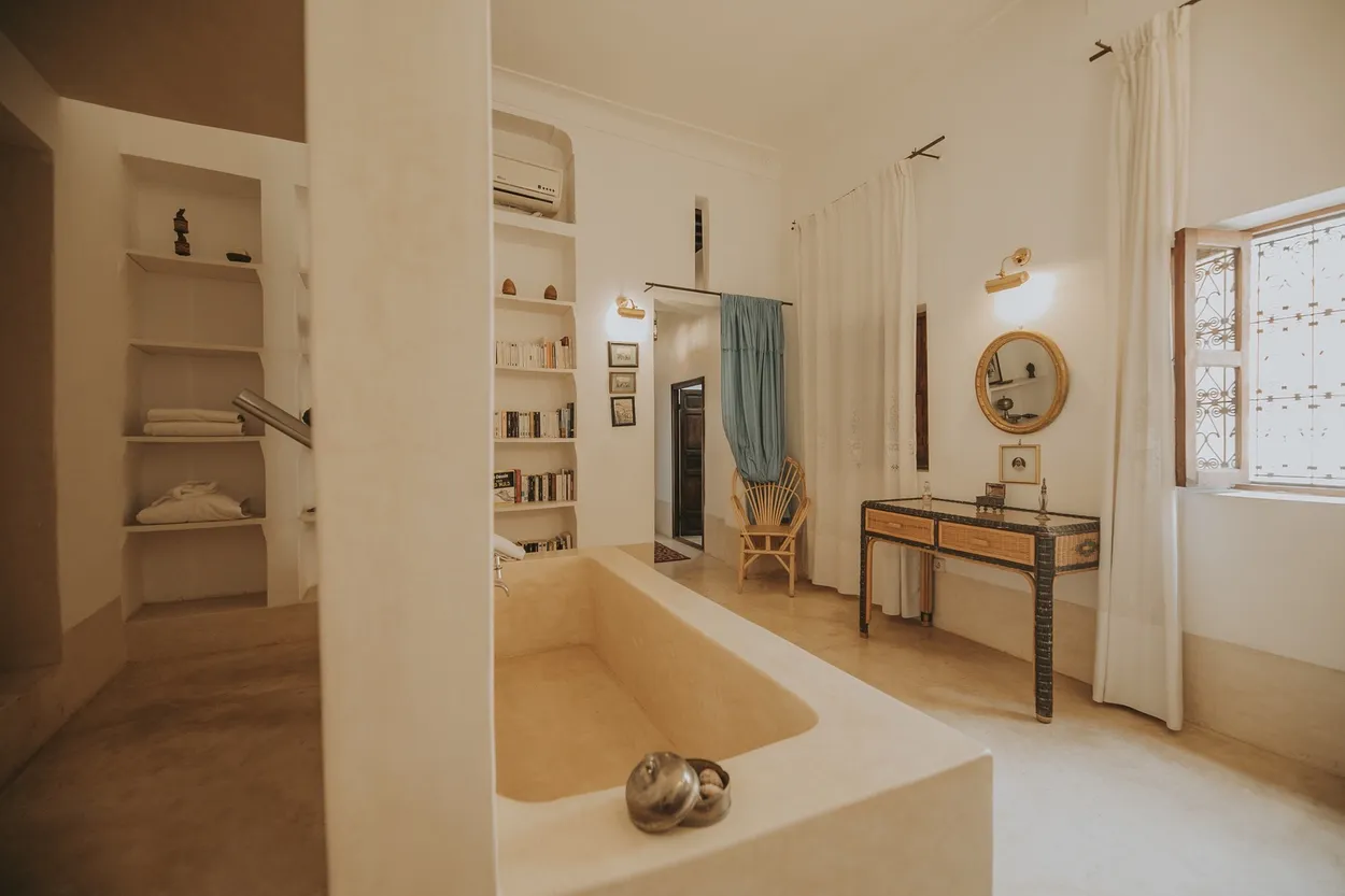 Grande salle de bain en tadelakt