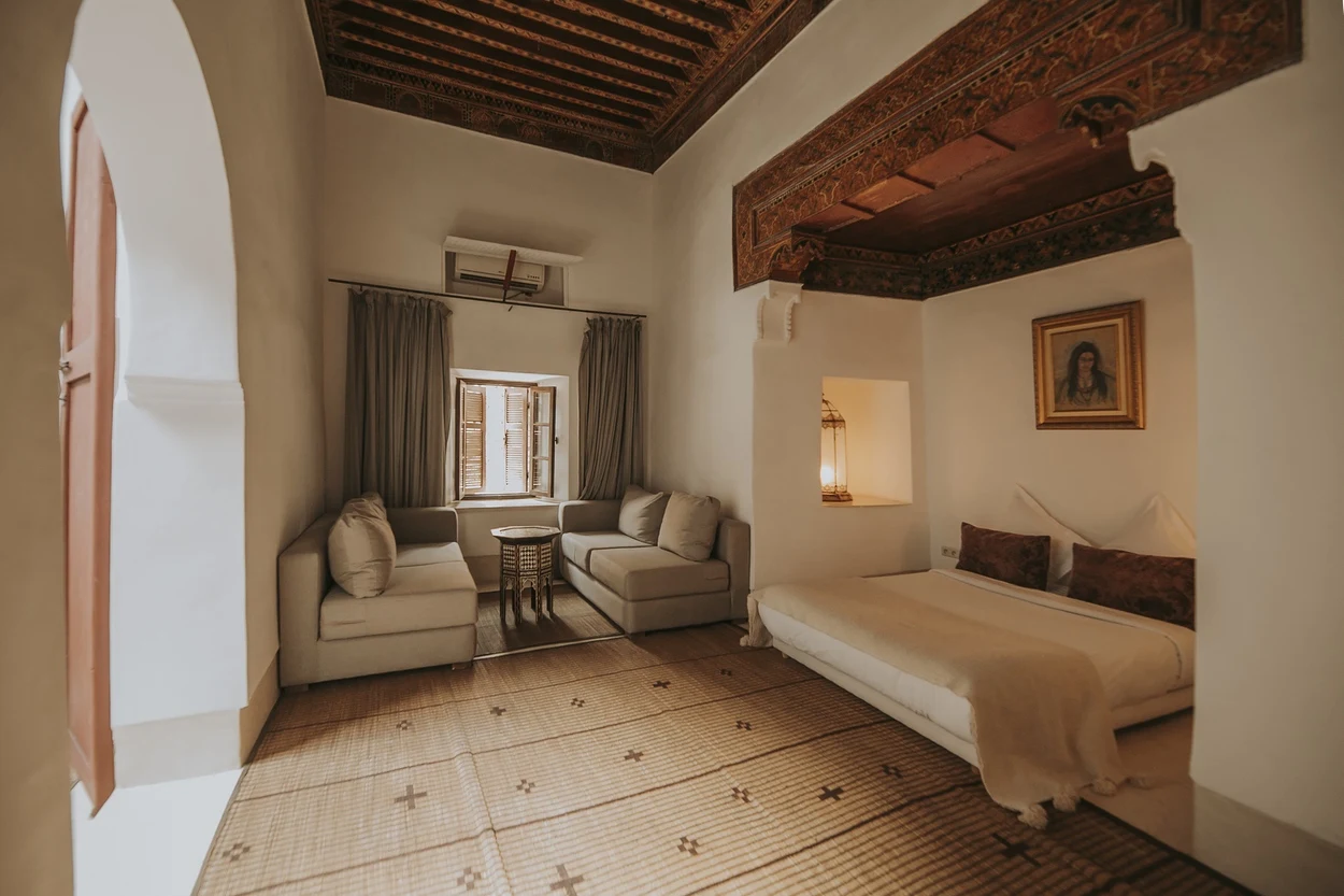 Chambre de la Master Suite Douiria sous ses plafonds peints