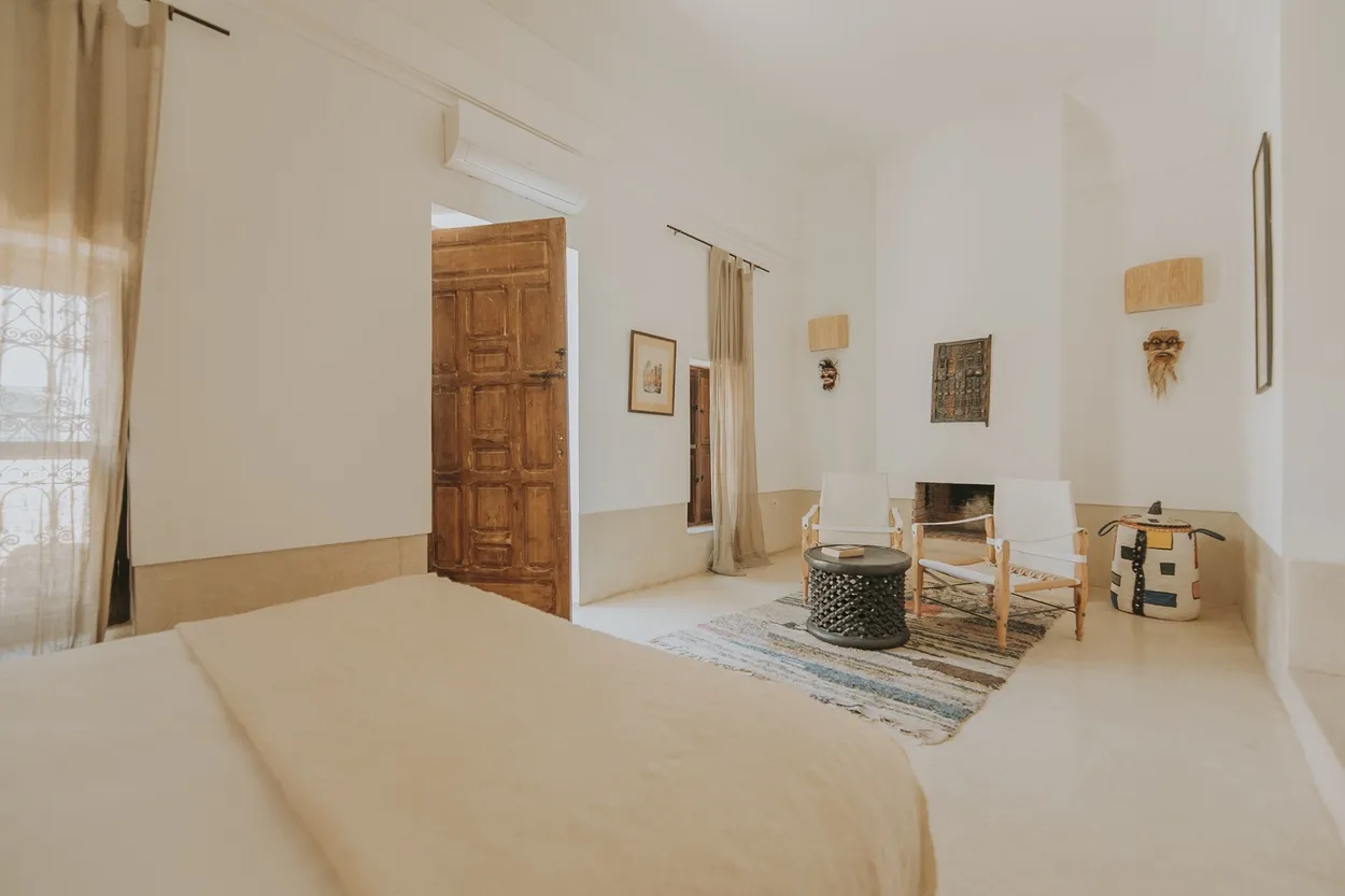 Chambre lumineuse de la Berber Suite