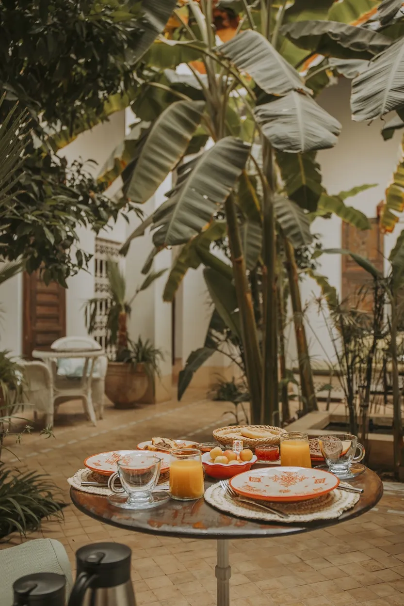 Petit-déjeuner servi sous les bananiers