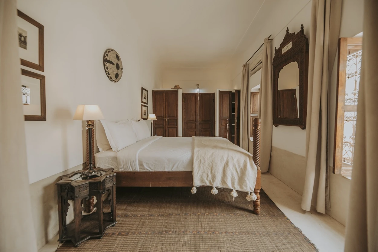 Lit et mobilier de la Paul Bowles Suite