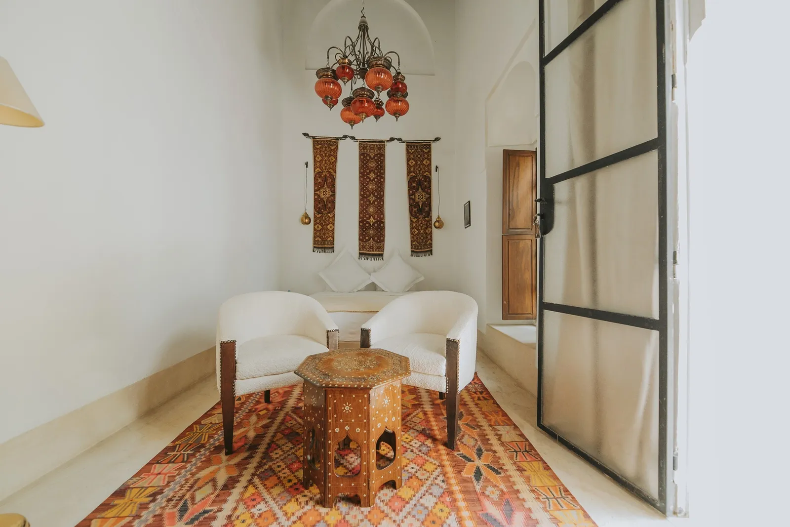 Coin salon avec deux fauteuils et banquette en alcôve