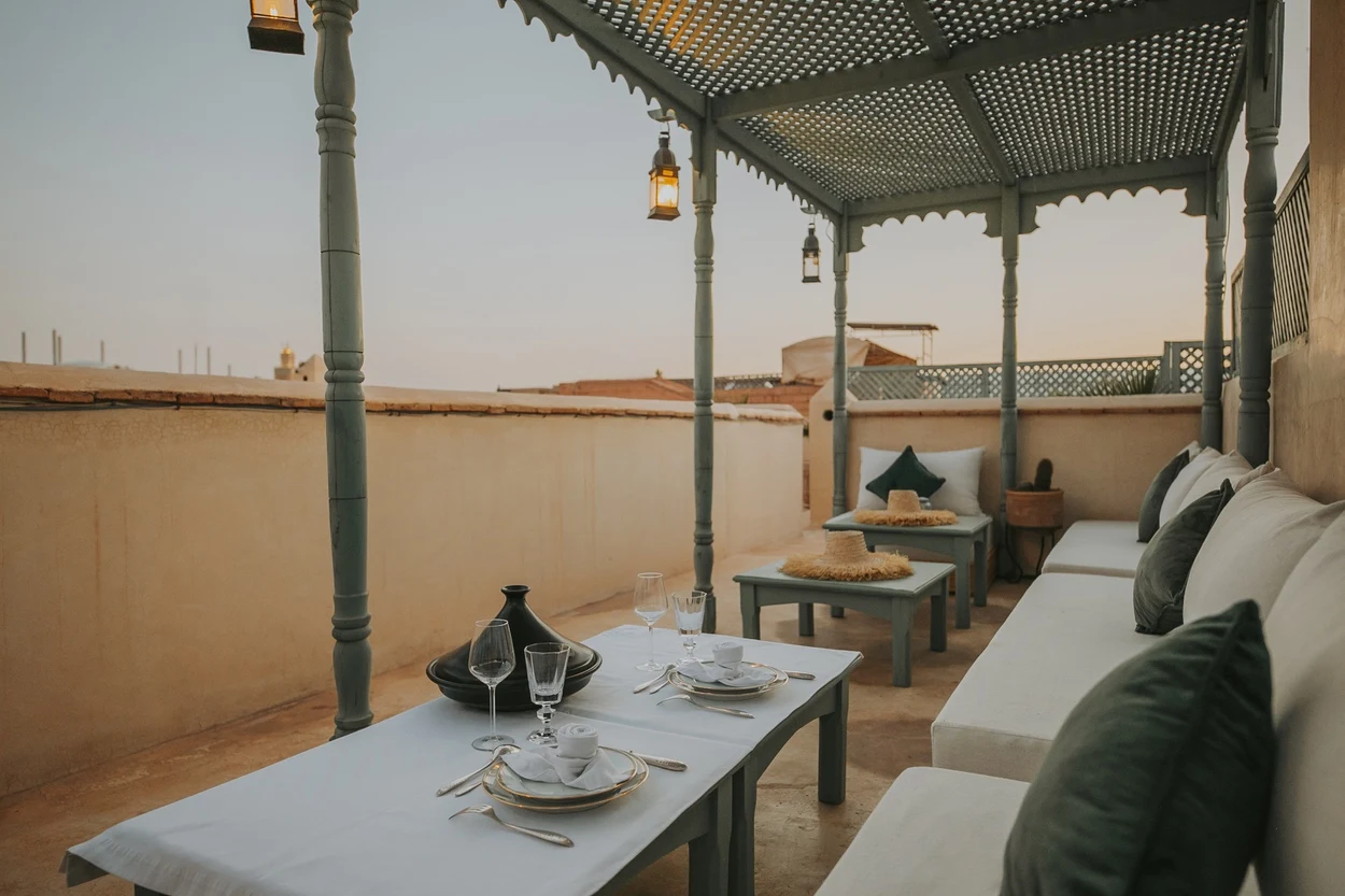 Table dressée sous la pergola pour dîner sur la terrasse
